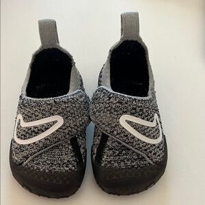 Nike Swoosh 1 black/white wolf grey logo Flyknit Infant Shoes SZ 4c